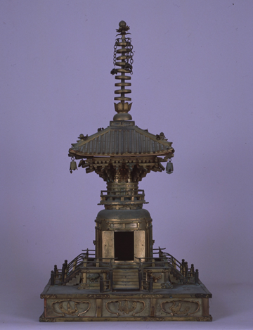 美術館特集展示 重文・実相院の金銅宝塔と金工の名品