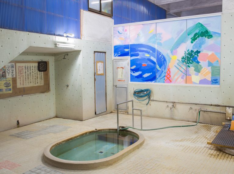 共同温泉でアート鑑賞