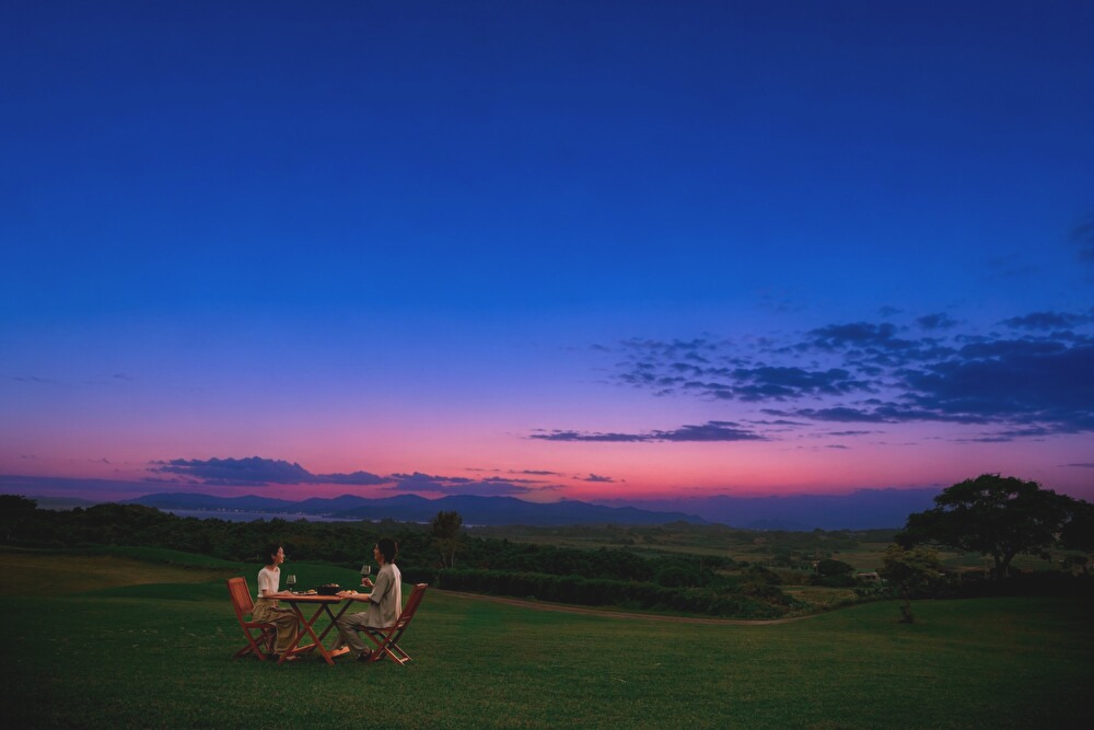 From the madder-colored twilight to the star-filled sky, “Dinner with a breathtaking view”